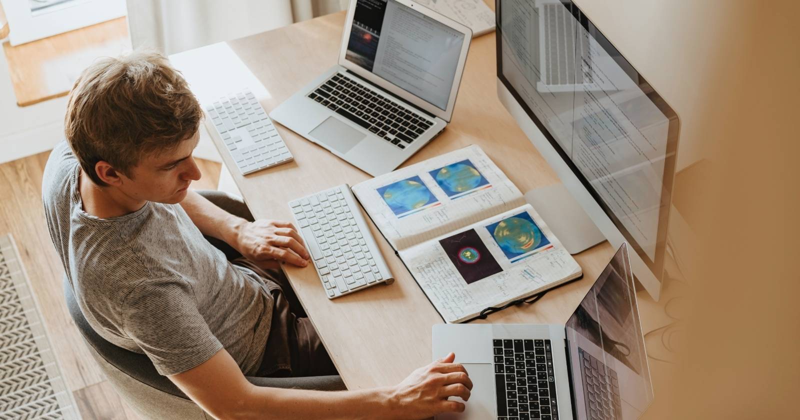 Человек одновременно работает на нескольких Mac