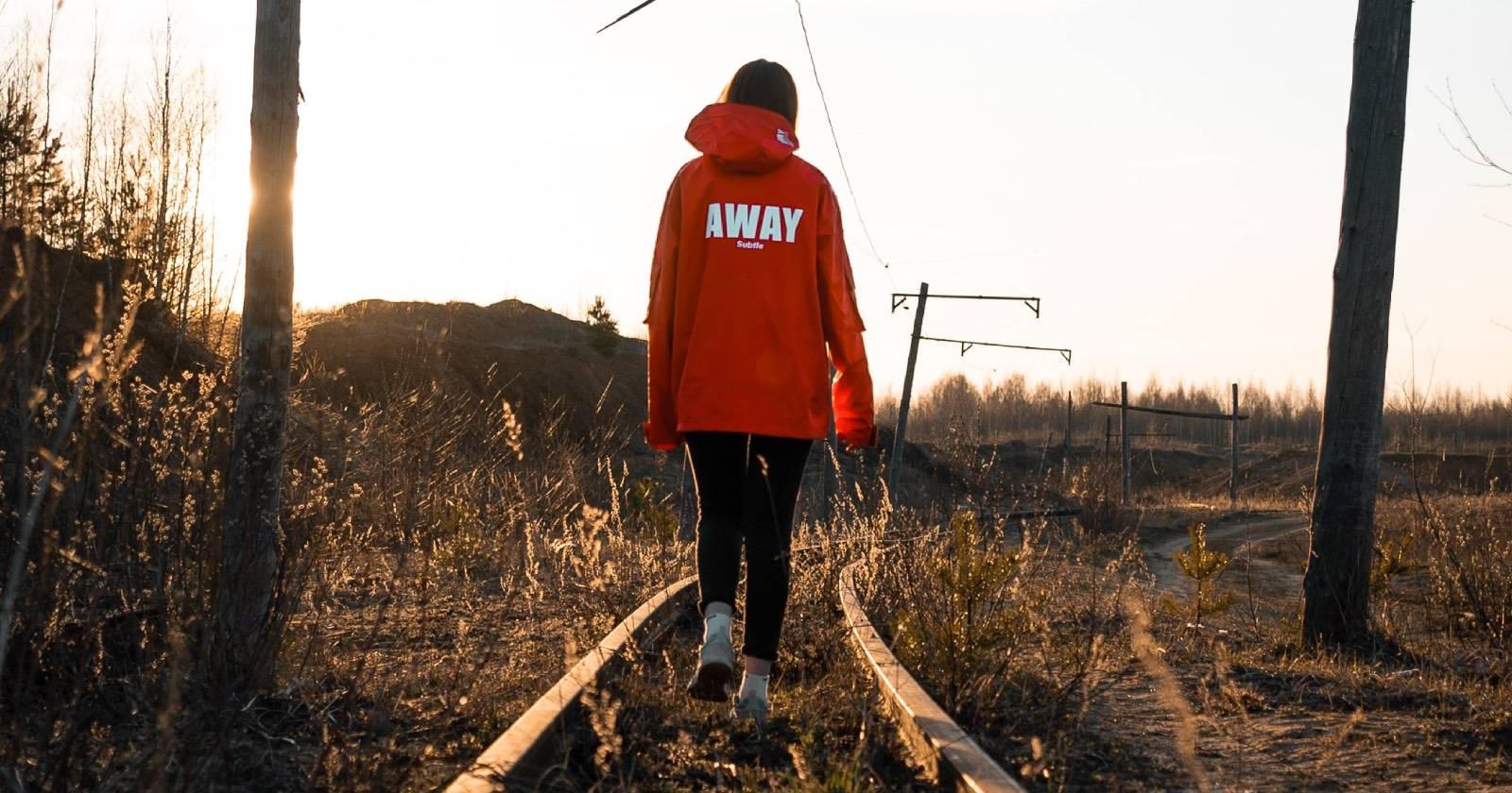 Человек в куртке с надписью «Away»