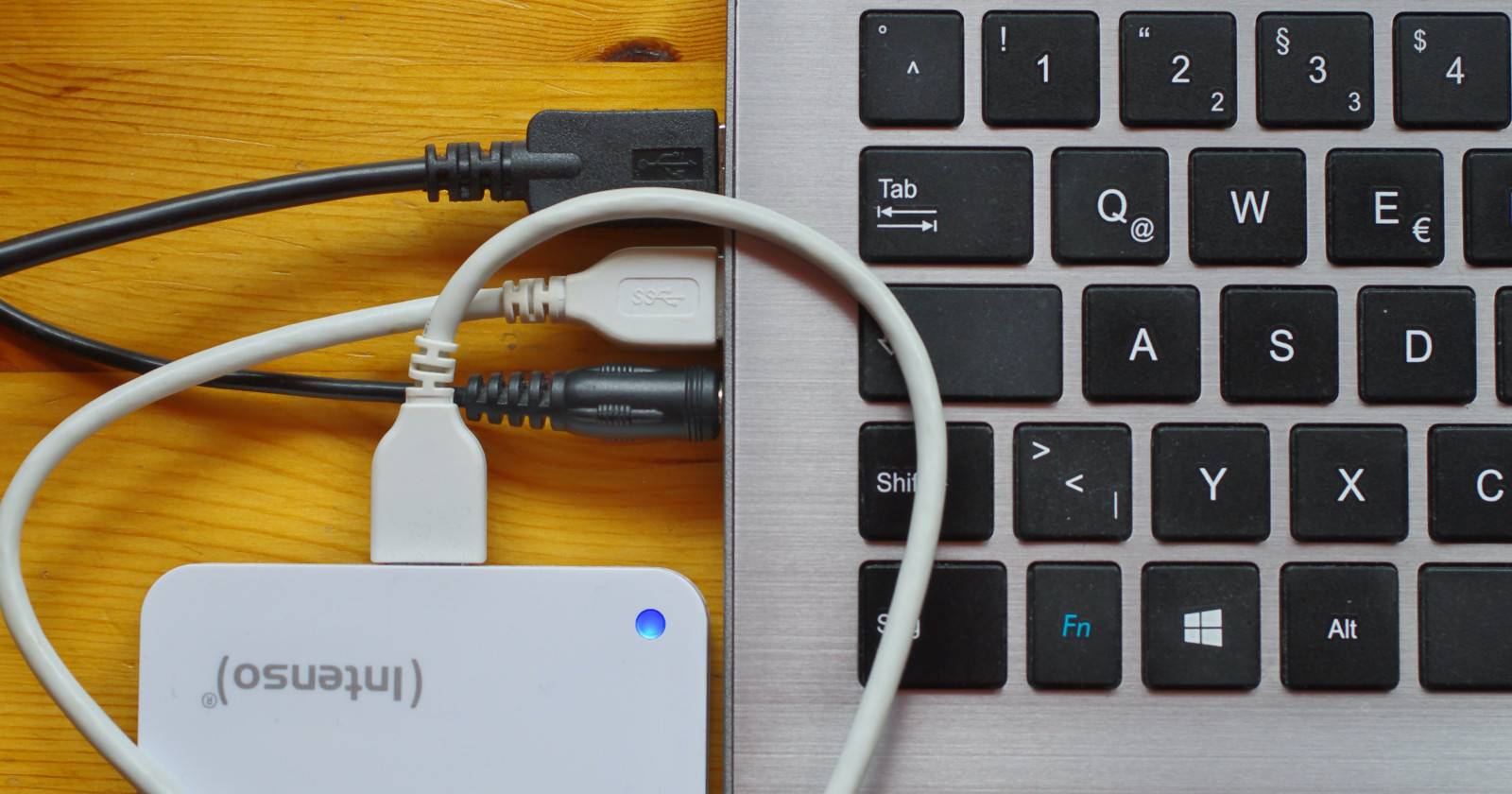 Внешний жёсткий диск, подключённый к ноутбуку