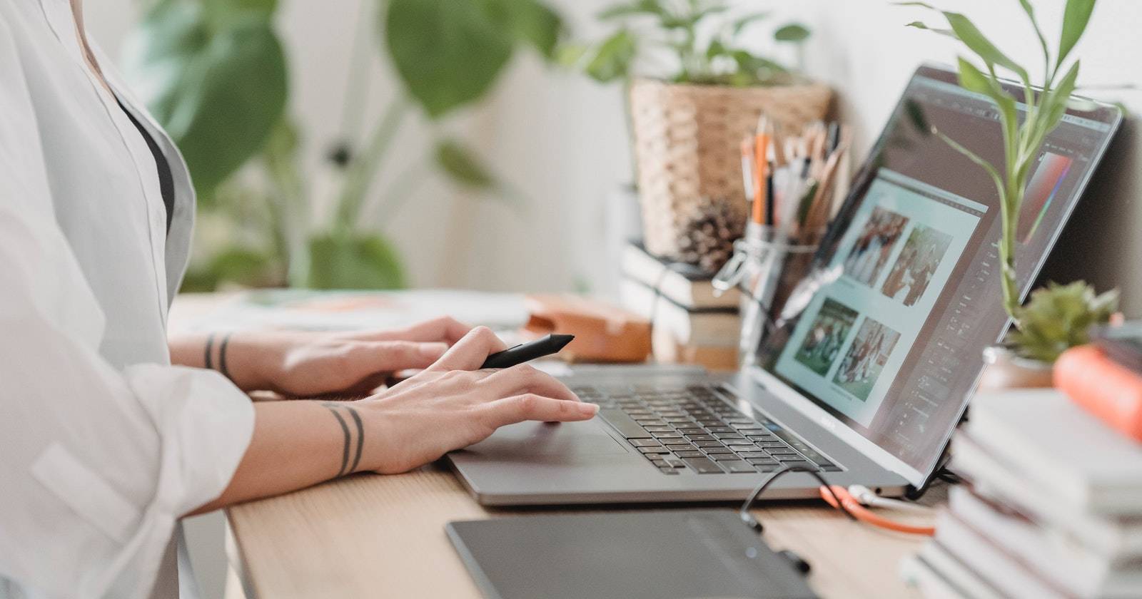 Человек за ноутбуком с изображениями на экране