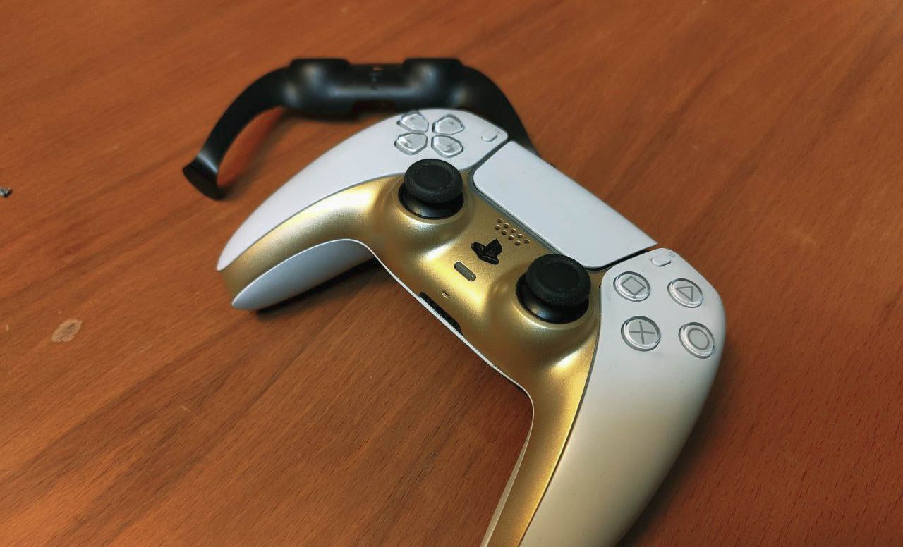 Контроллер PS5 с установленной кастомной лицевой панелью.