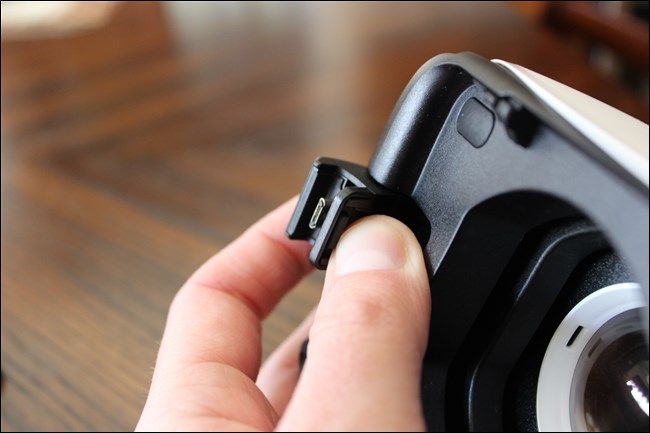 Петля с USB-коннектором внутри гарнитуры Gear VR