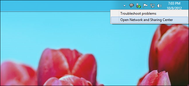 Контекстное меню значка сети и пункт «Открыть Центр управления сетями и общим доступом»