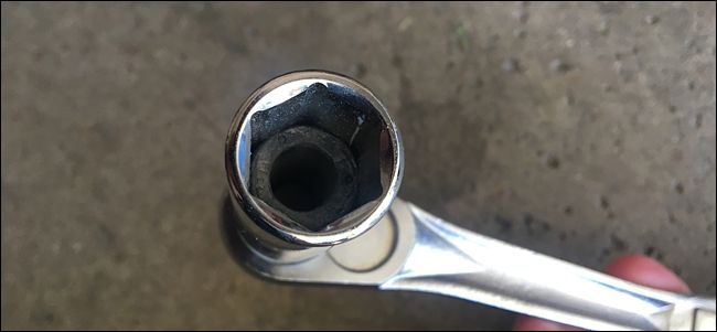 Свеча зажигания, снятая из двигателя газонокосилки