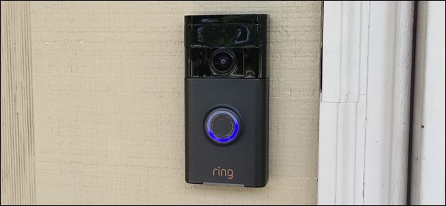 Установленный Ring Video Doorbell у дверного проёма, общий вид