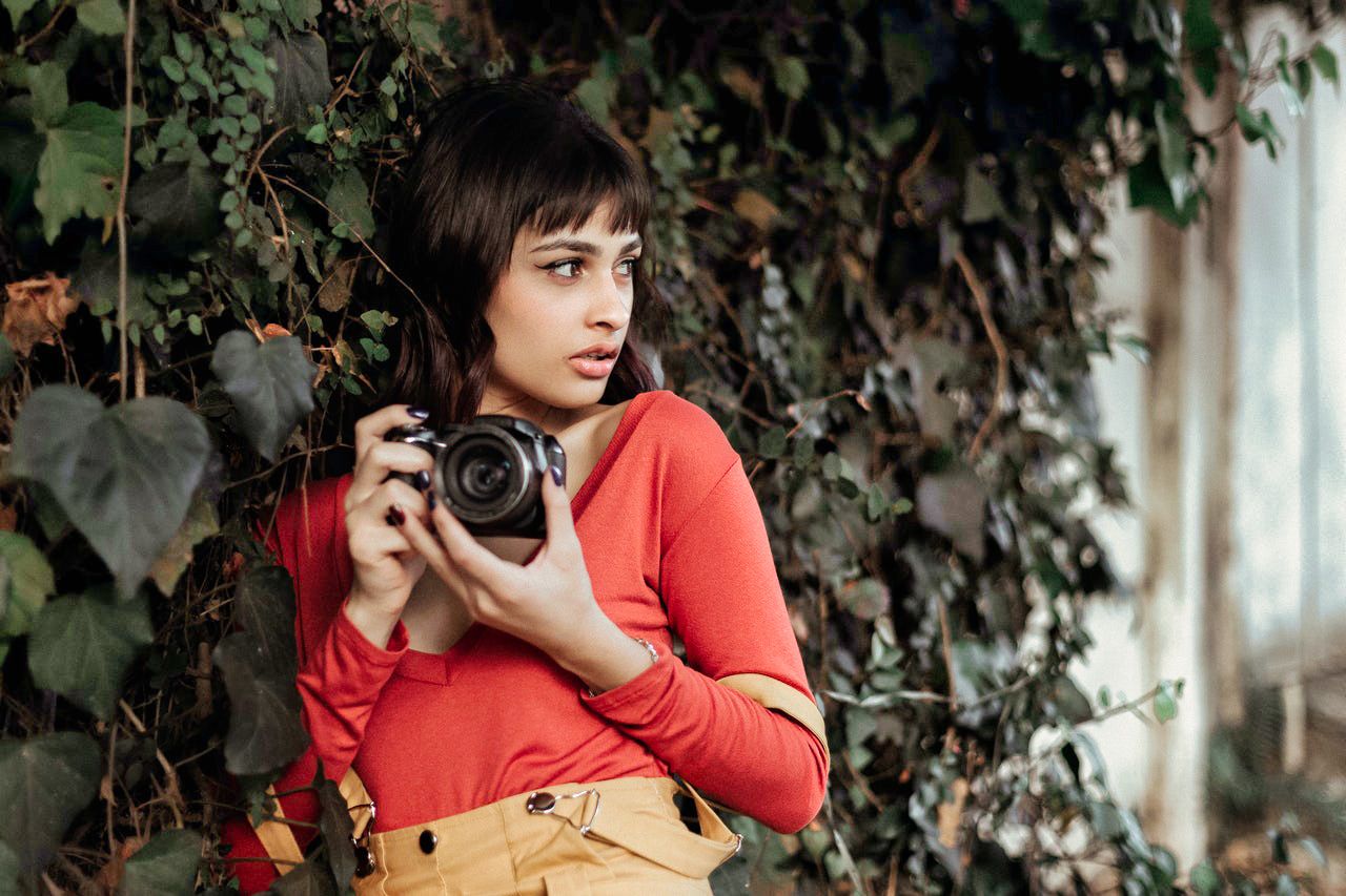 женщина-фотограф смотрит в сторону