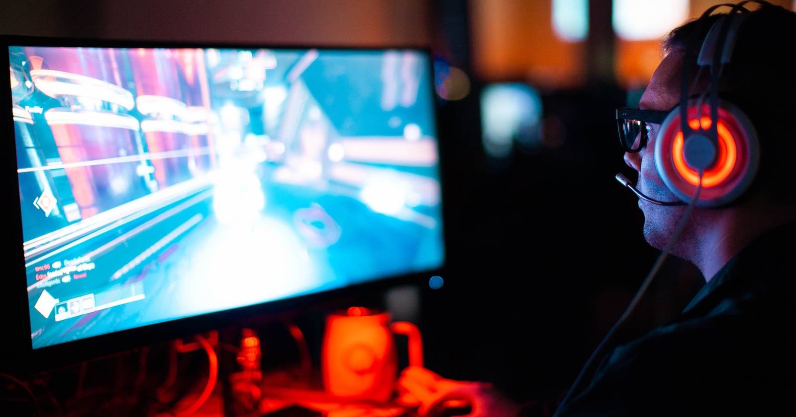 Игрок за компьютером во время игры