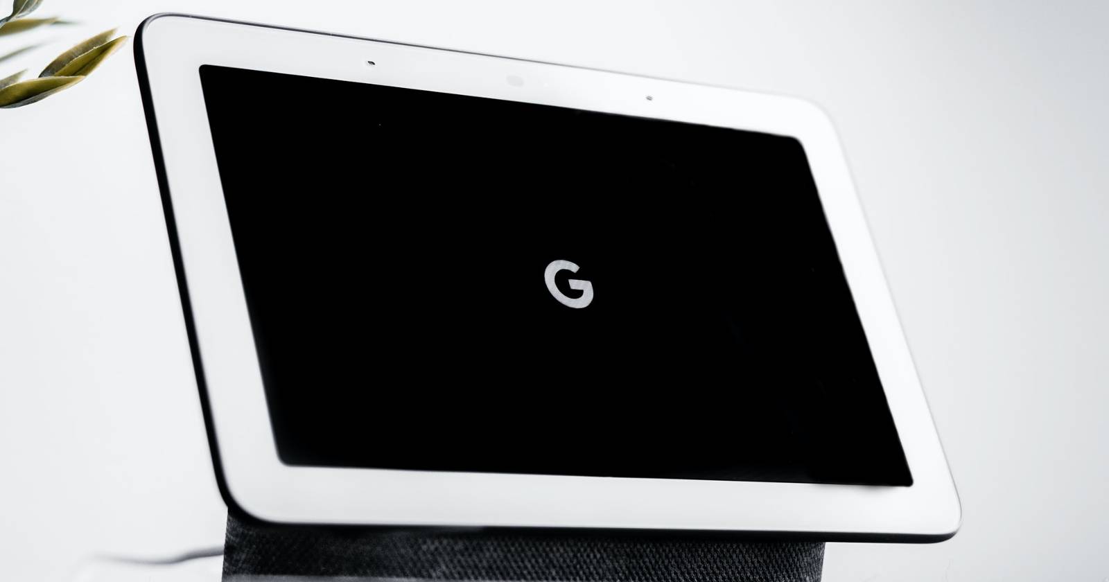 Отображение Google Home с чёрным экраном и логотипом Google