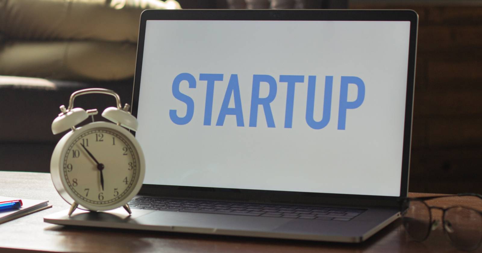 Будильник на ноутбуке с надписью «startup» на экране