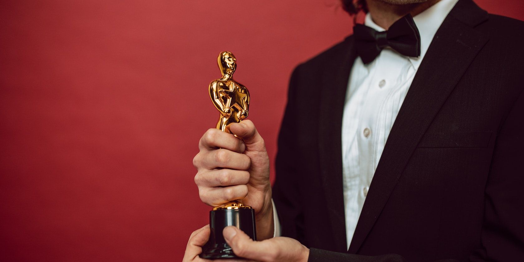 Мужчина держит золотую награду