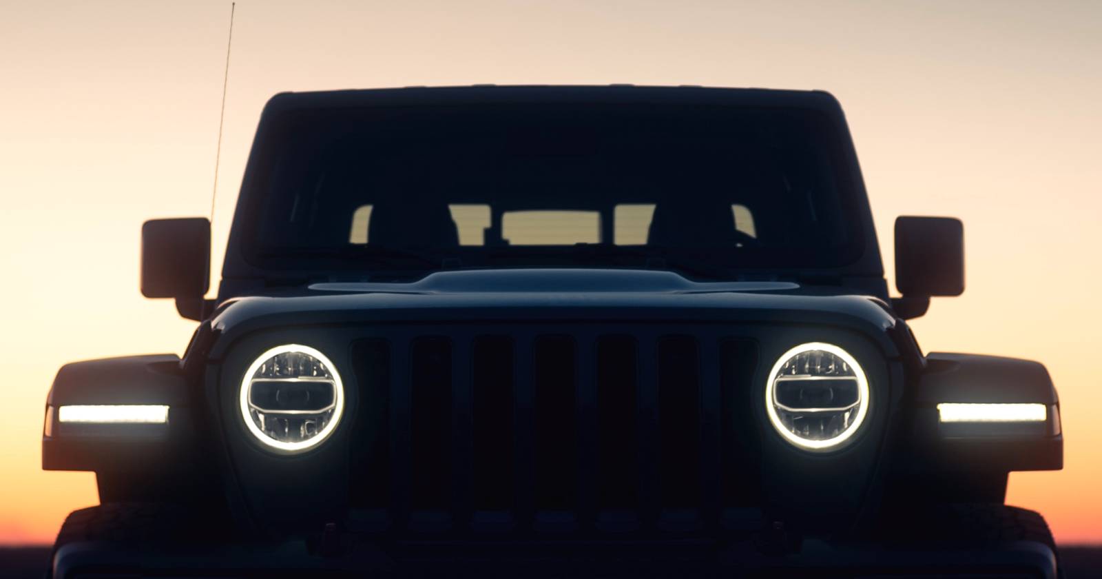 Фары автомобиля с чуть приглушённым светом