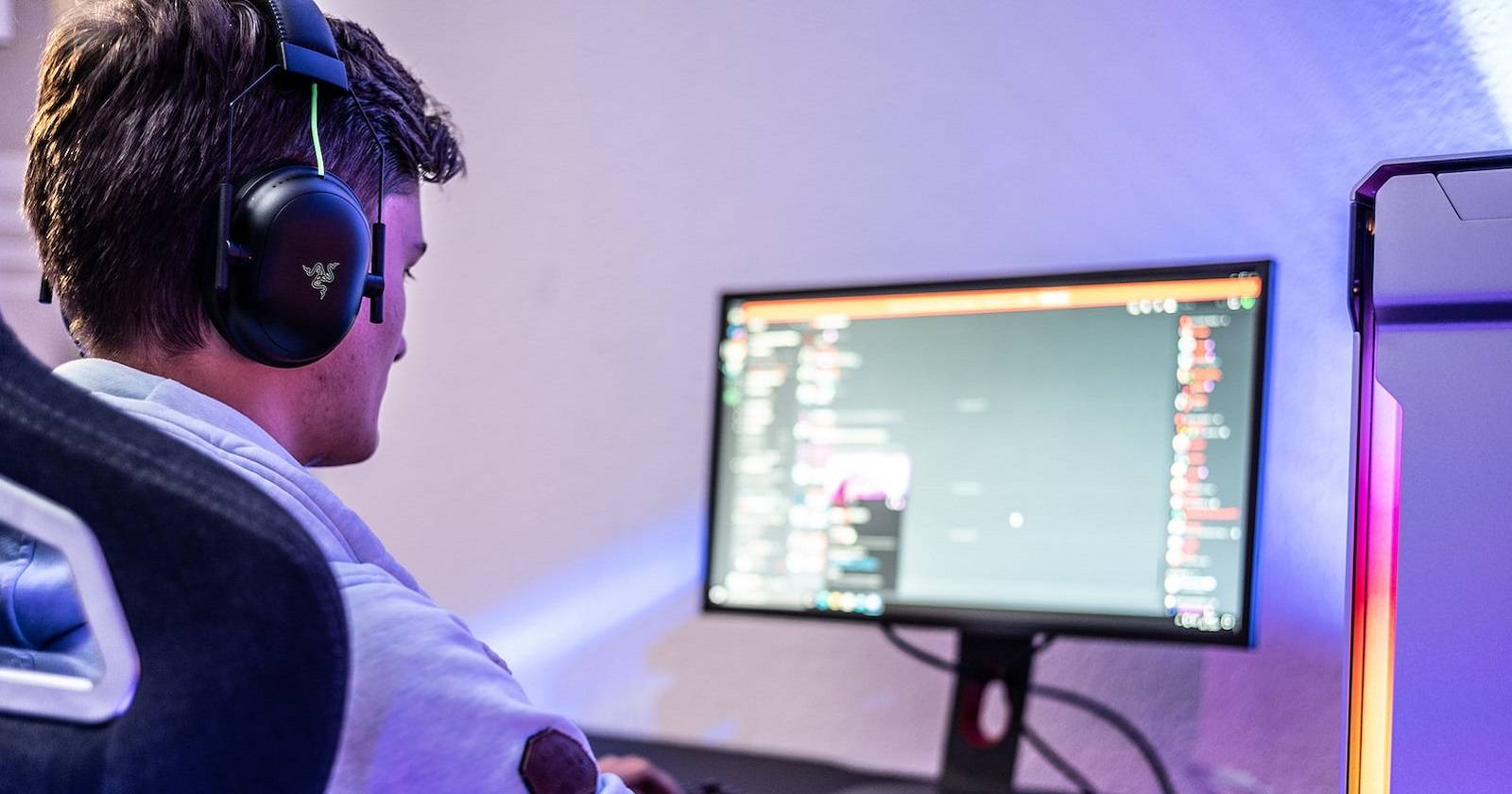 Пользователь за игровым ПК