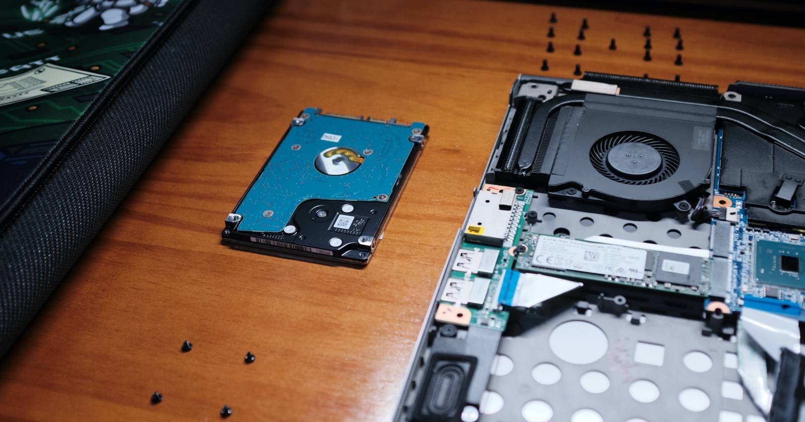 Изображение компьютера и SSD-накопителя