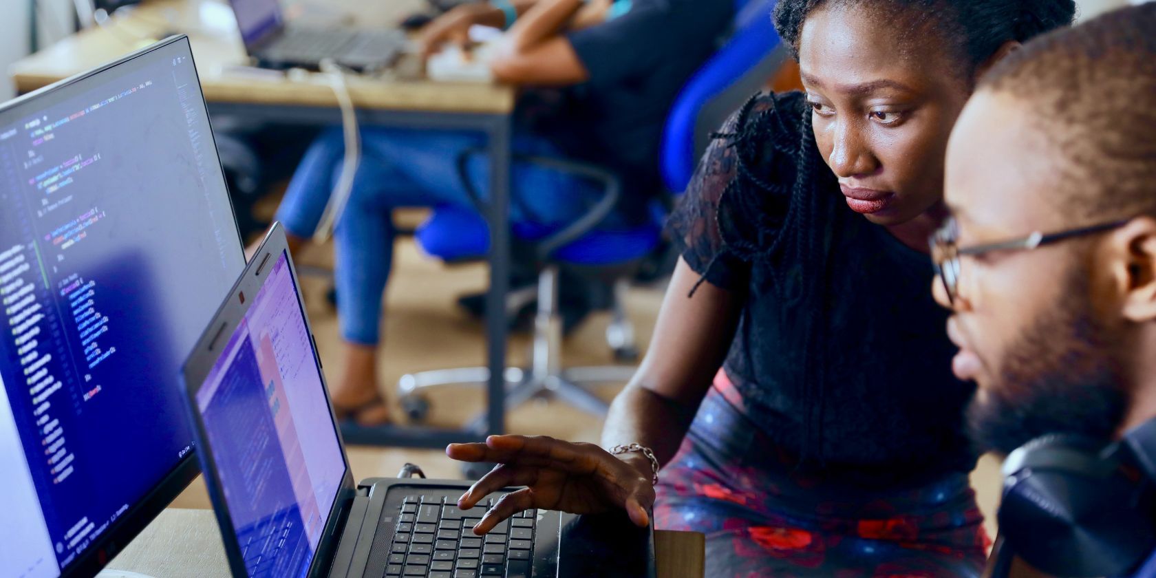 двое людей пишут код