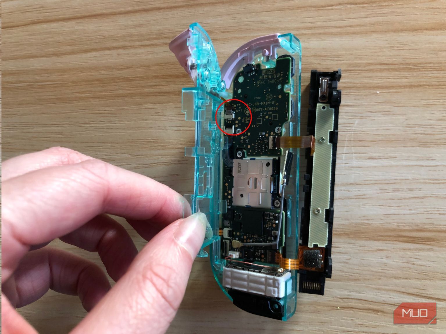 Ленточный кабель правого триггера в Joy-Con