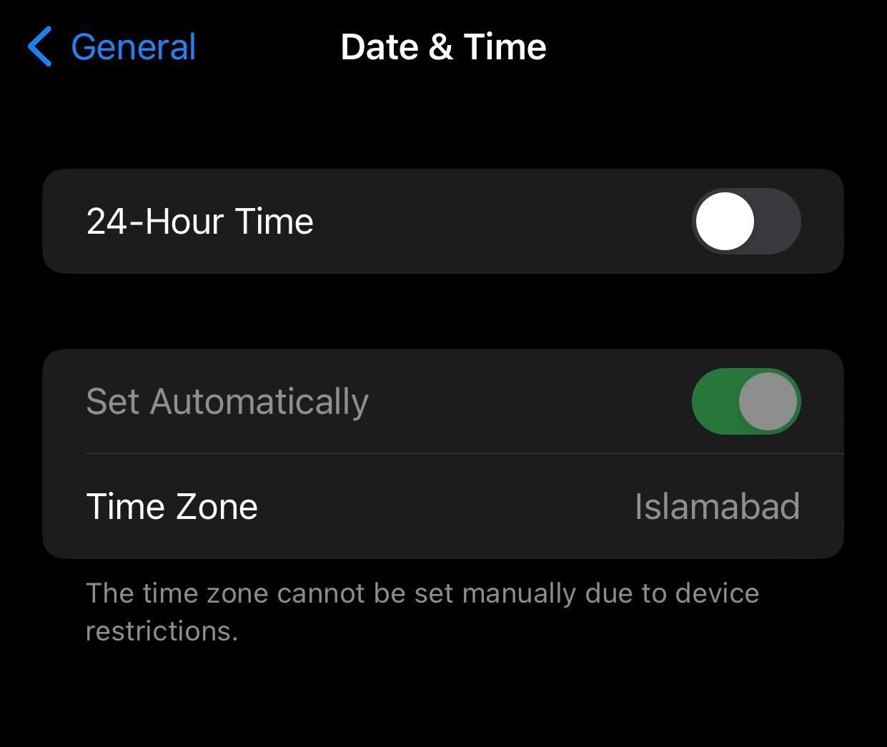 Включение автоматического обновления даты и времени на iPhone.