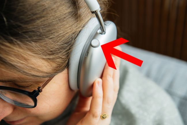 Нажмите цифровую корону на AirPods Max