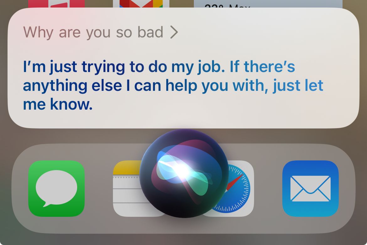 Пользователь спрашивает у Siri, почему ассистент такой плохой, Siri отвечает «Я просто пытаюсь выполнять свою работу».