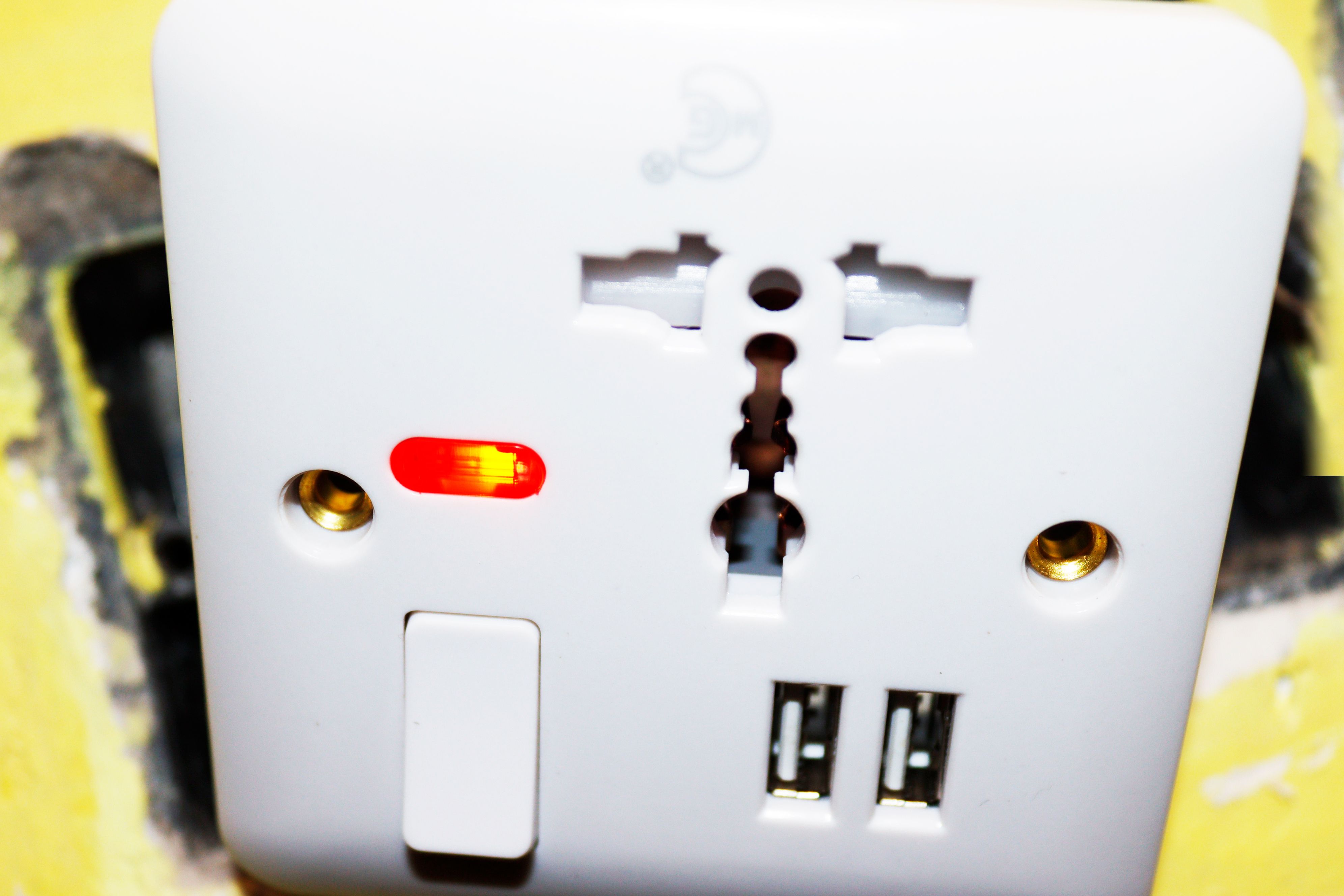 Встроенная USB-розетка на стене с включённым индикатором