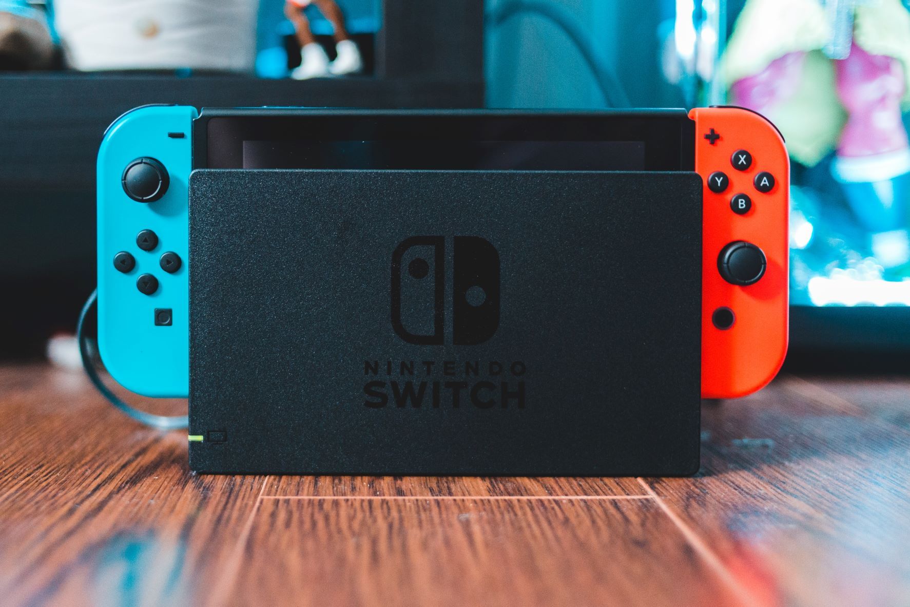 Докированный Nintendo Switch на деревянном столе