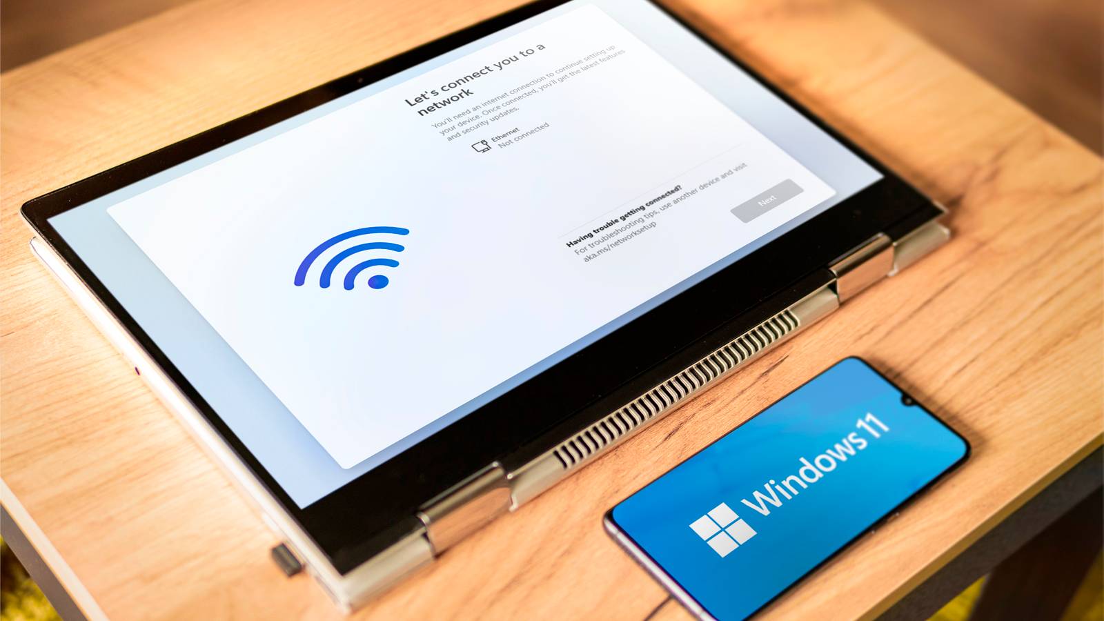Установка Windows 11 в офлайн‑режиме на ноутбуке и телефоне с логотипом Windows 11.