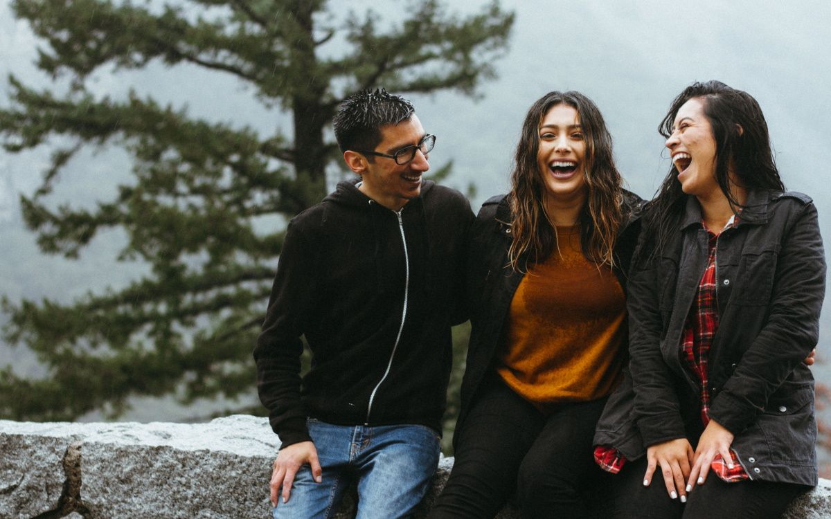 Группа людей смеётся и общается в офисе