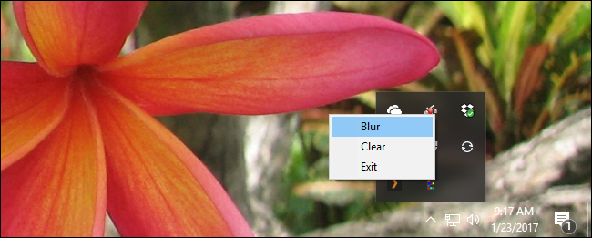 Меню настроек TranslucentTB с опциями Размыть и Прозрачный
