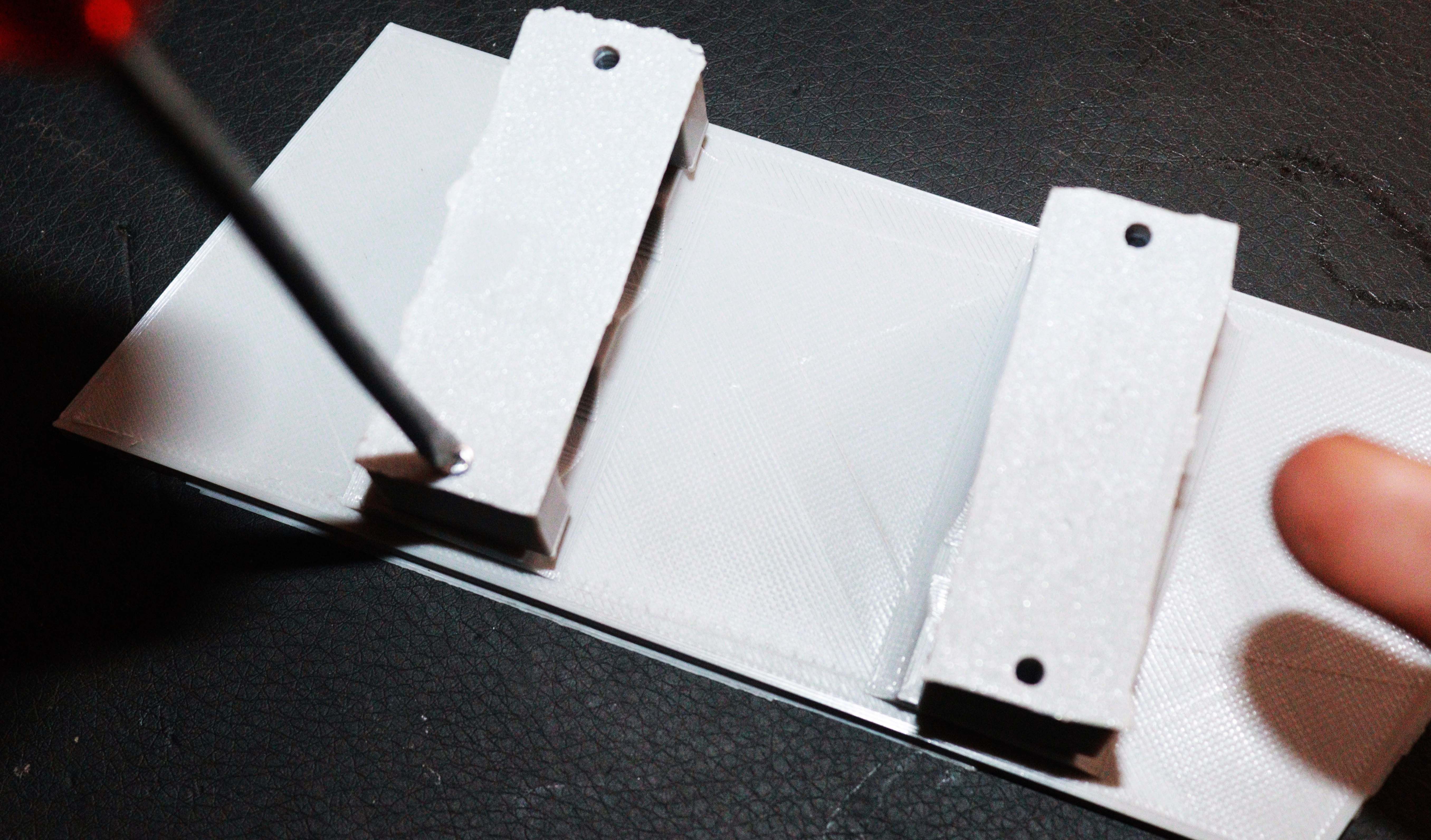 Установка держателя аккумуляторов и закрепление винтами