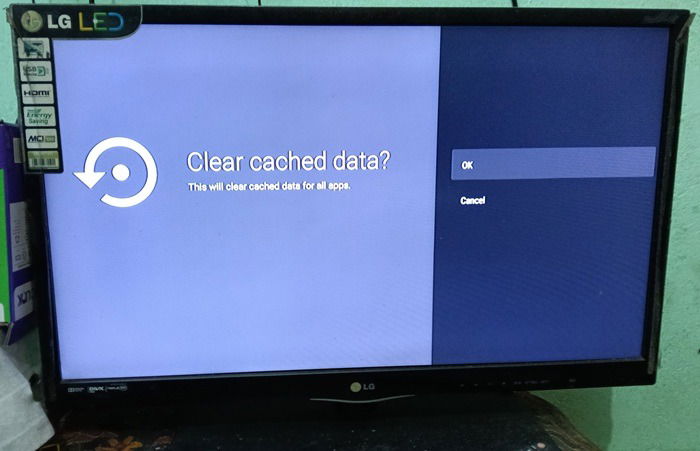 スマート TV で「キャッシュを消去」オプションが表示されている画面