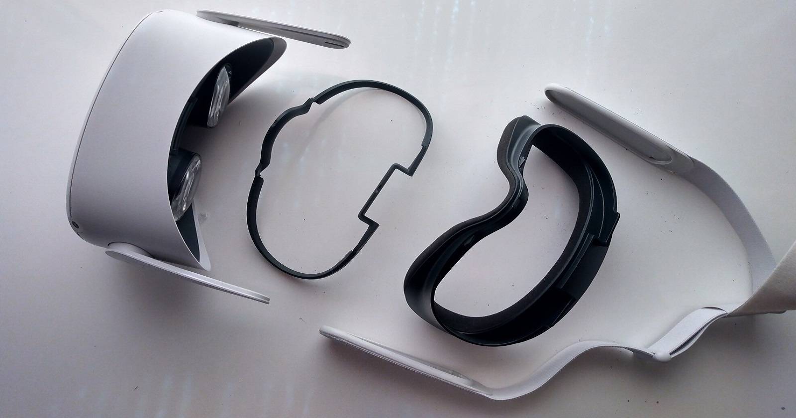 Все стандартные компоненты Quest 2 разложены на столе