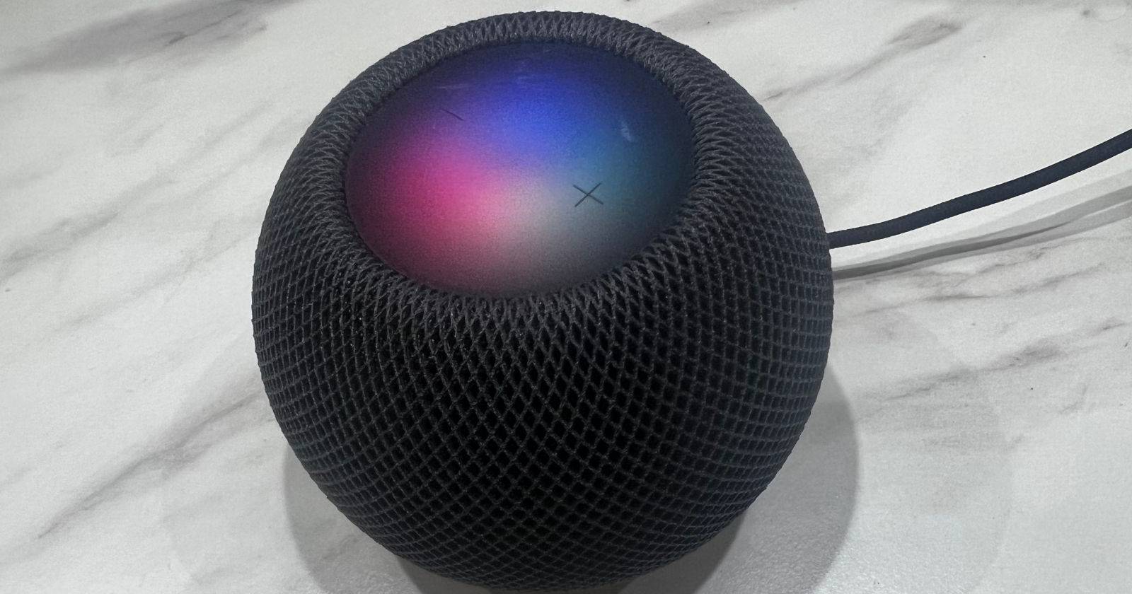 HomePod mini на белом мраморном фоне
