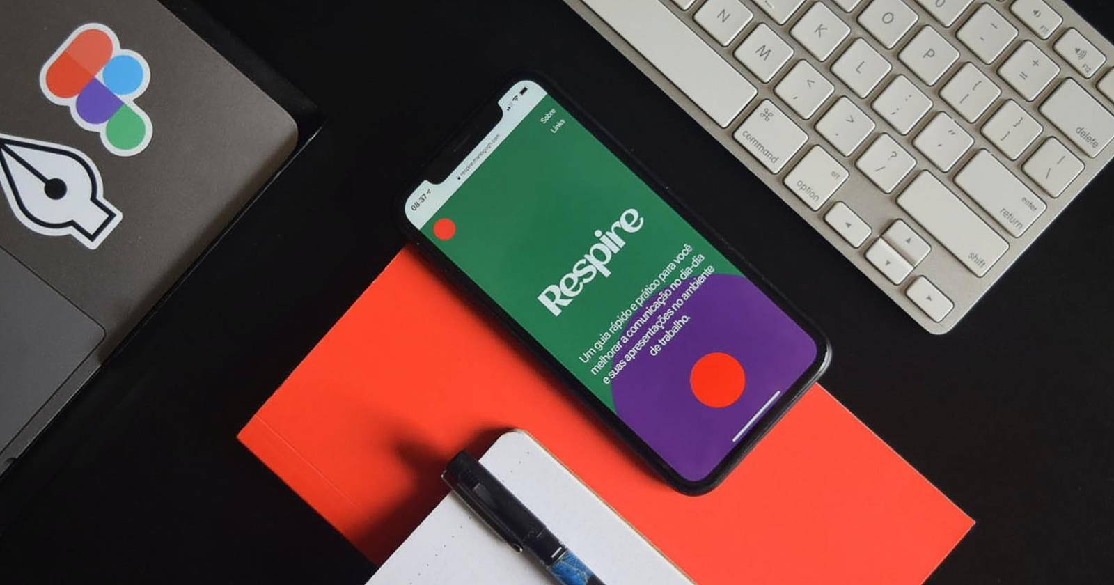 логотип Figma рядом с iPhone, клавиатурой Mac и другими предметами
