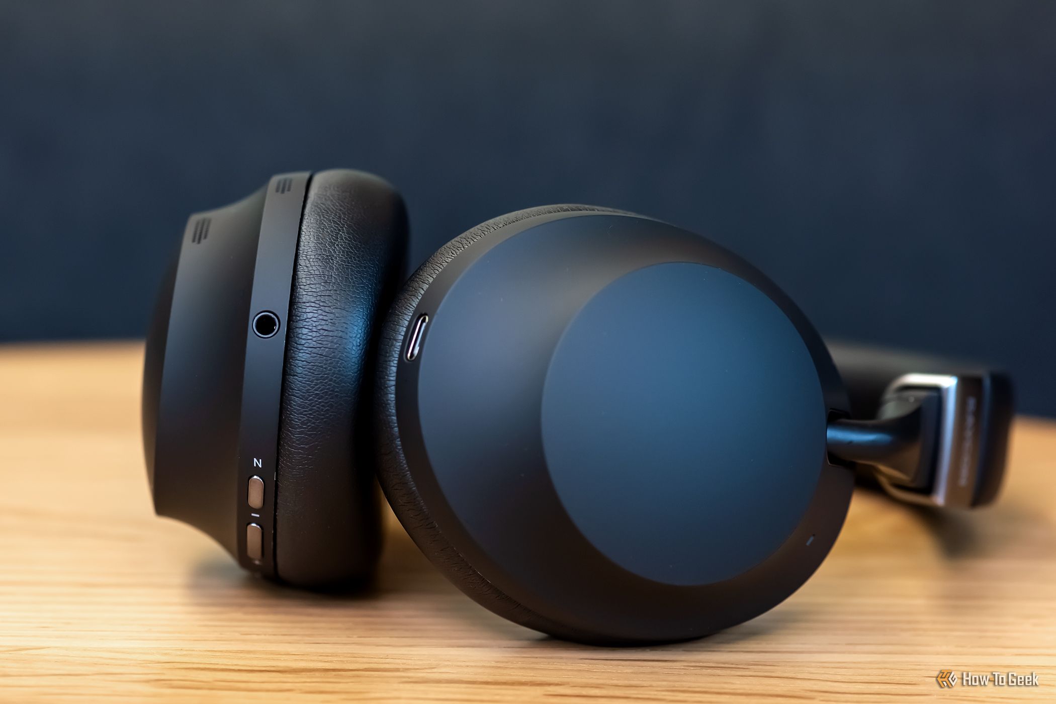 Крупный план AUX- и зарядных портов на наушниках Raycon Everyday Headphones Pro.