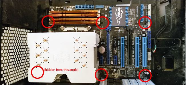 Винты, удерживающие материнскую плату на стойках