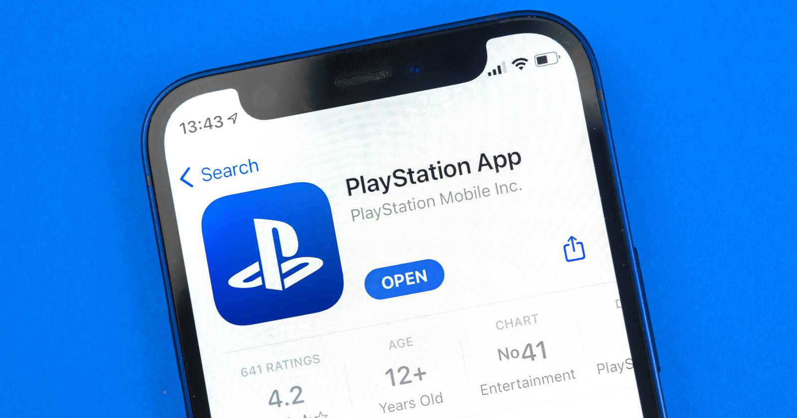 PS5 сверху и контроллер рядом