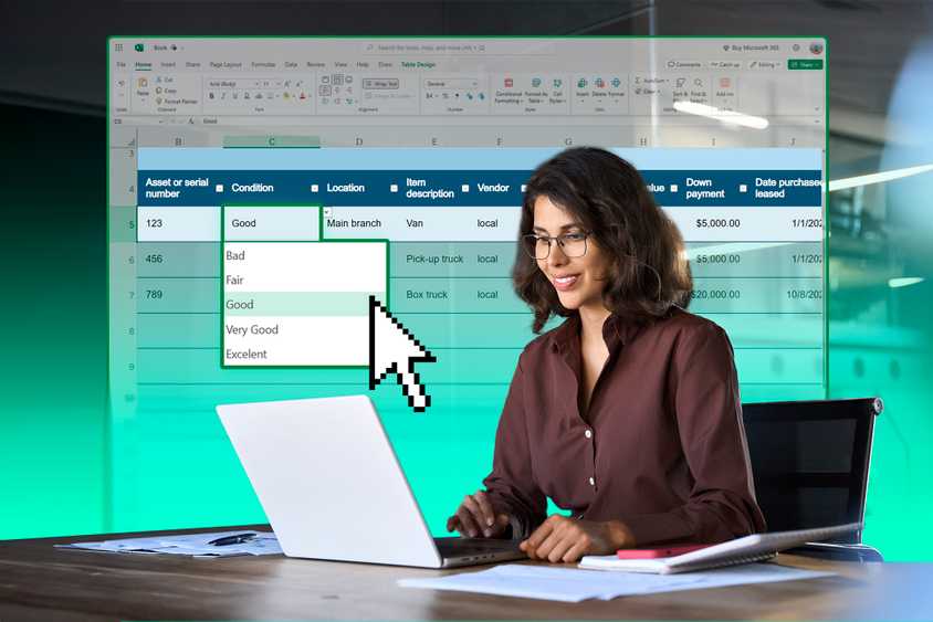 Женщина использует ноутбук с выпадающим списком Excel на экране.