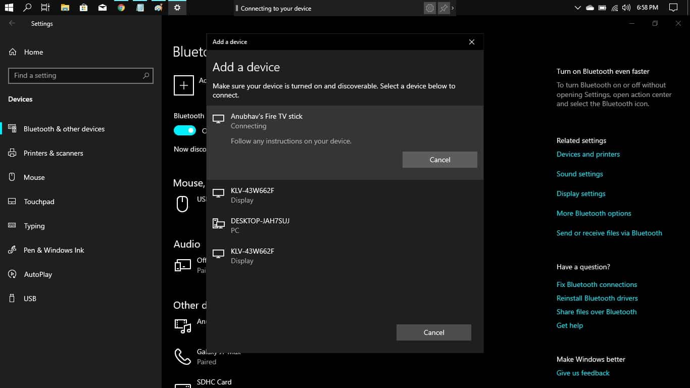 Laptop a espelhar o ecrã sem fios para uma TV