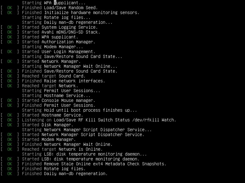 Загрузка Debian: текстовая консоль с сообщениями ядра