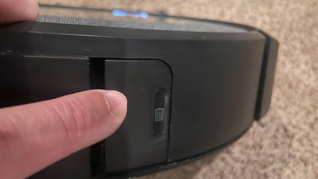 Нажмите чёрную кнопку с иконкой мусорного бака, чтобы снять контейнер