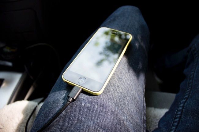 iPhone на зарядке с индикатором батареи