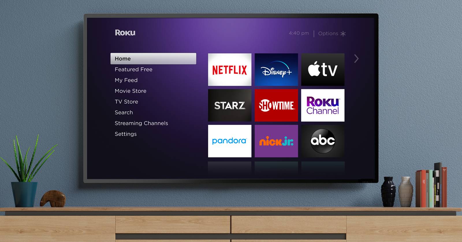 Телевизор с подключённым Roku на стене