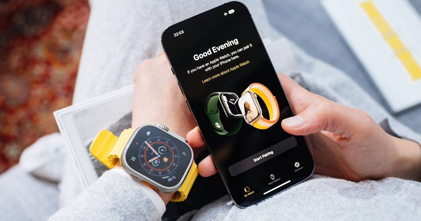 Мужчина пытается сопрячь Apple Watch Ultra с iPhone