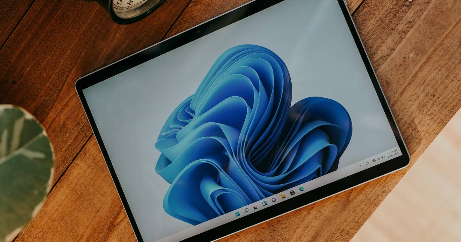 Устройство Surface с Windows 11 на столе