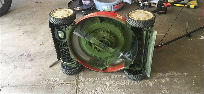 Доступ к режущему ножу снизу корпуса газонокосилки