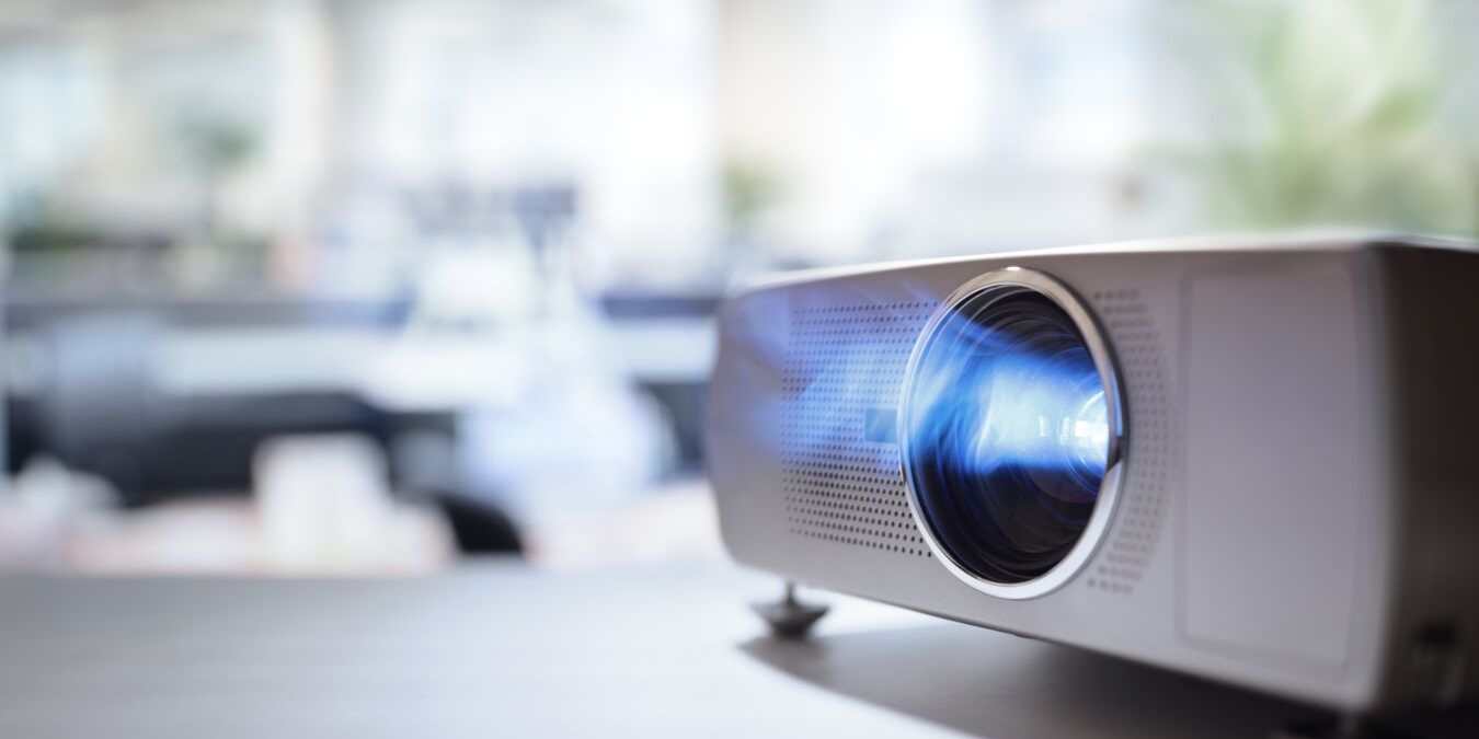 Как подключить Android‑телефон к проектору