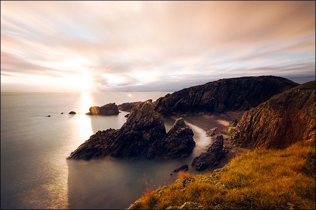 Камера на штативе у воды