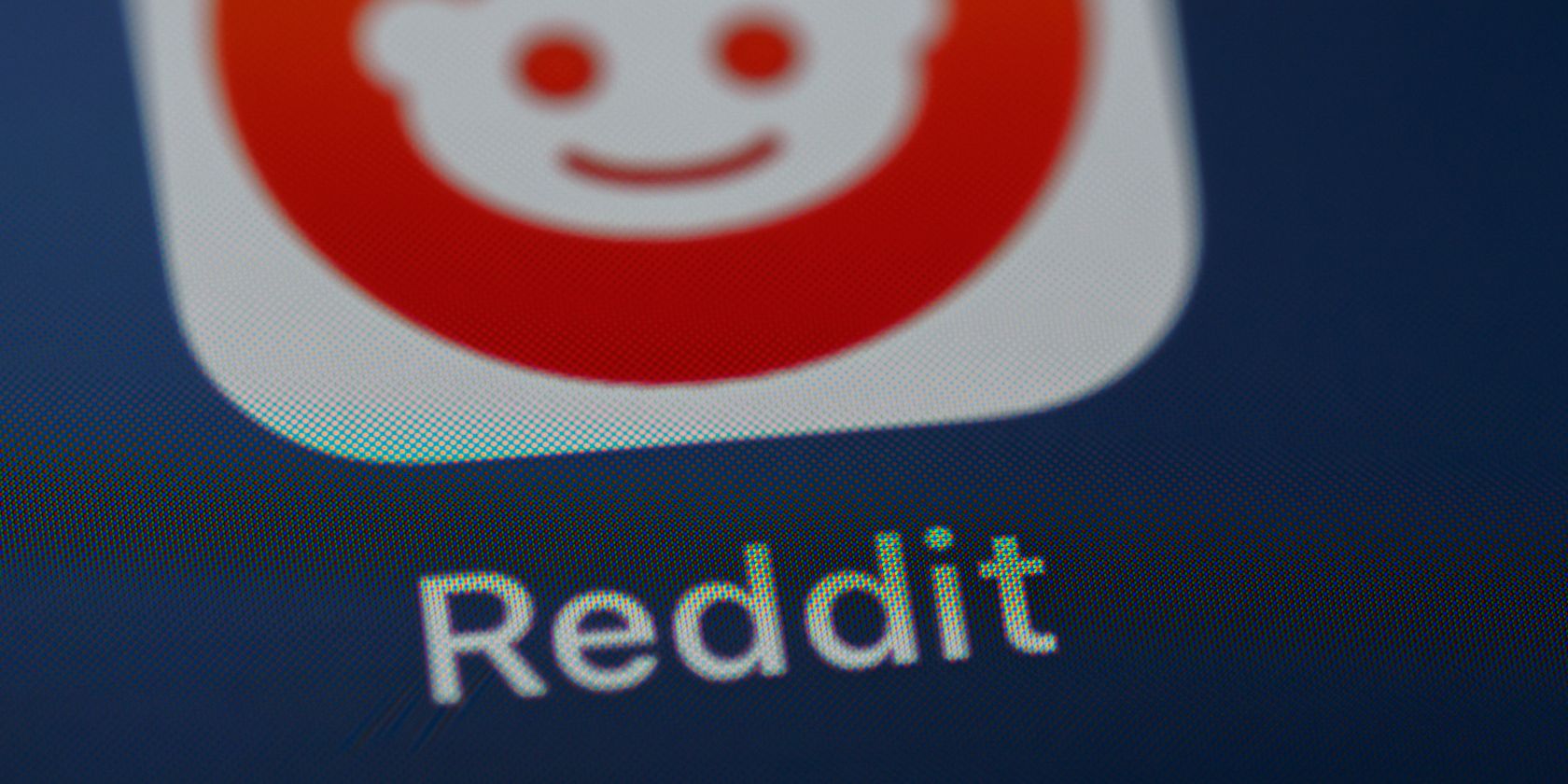 Фото логотипа Reddit на экране