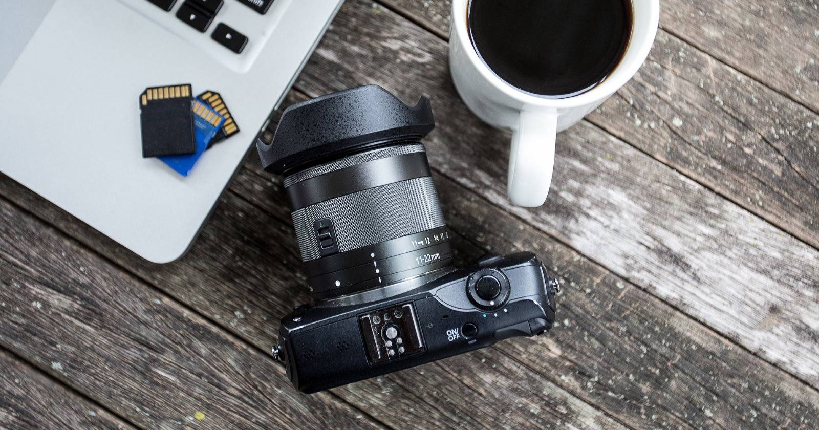 Коллекция миниатюр фотографий в файловом менеджере на экране компьютера