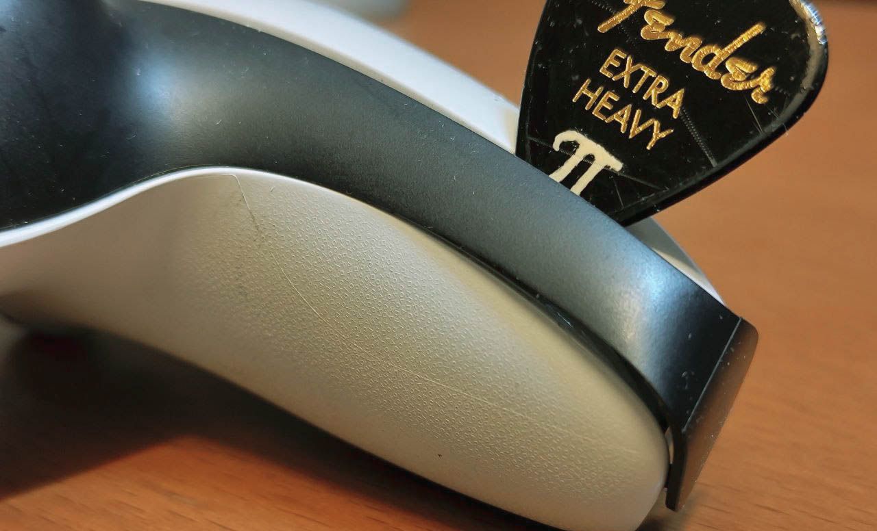 Снятие лицевой панели у второй рукояти контроллера PS5.