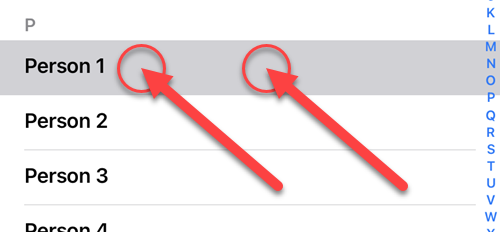 Пальцами нажимают и удерживают контакт в списке.